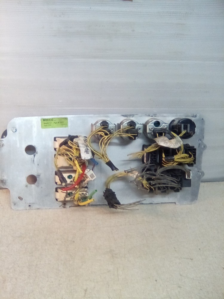 2004 Freightliner Columbia Gauge And Switch Dash Panel M89332