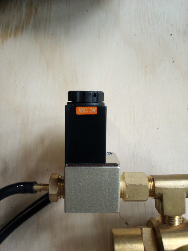 co2 regulator with solenoid
