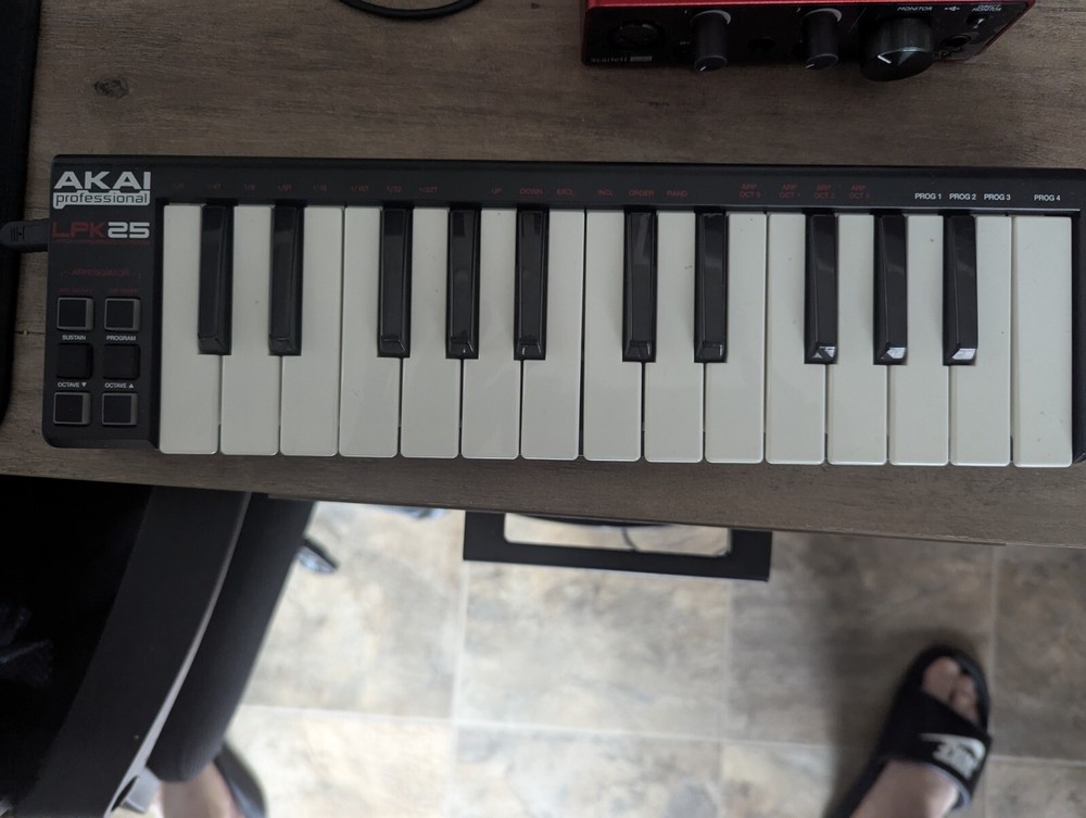 Akai LPK25 Midi Controller