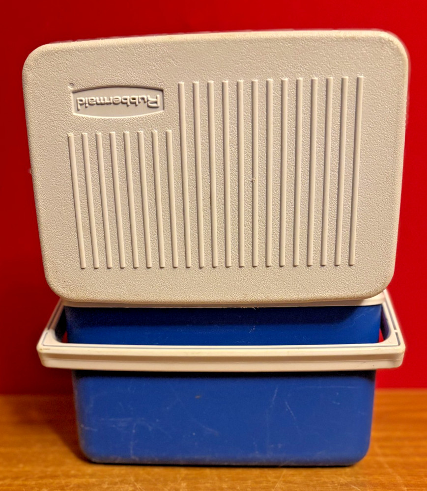 Rubbermade Personal Size Cooler Model 2905