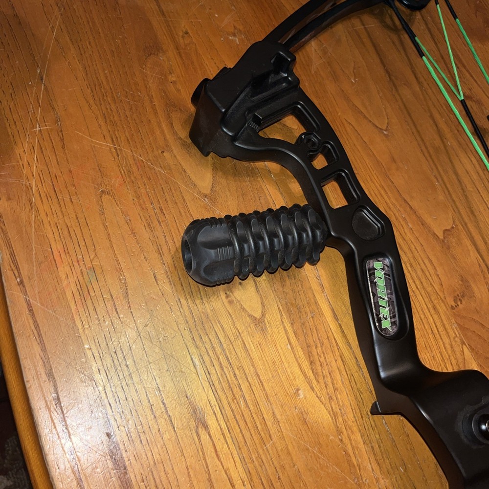 Barnett Archery Black Vortex Compound Bow w/ 3 Pin Sight Read