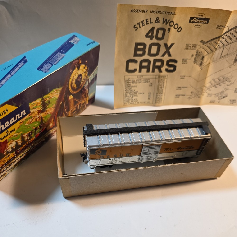 Athearn Ho - 40' cargo two door Plus 3 More