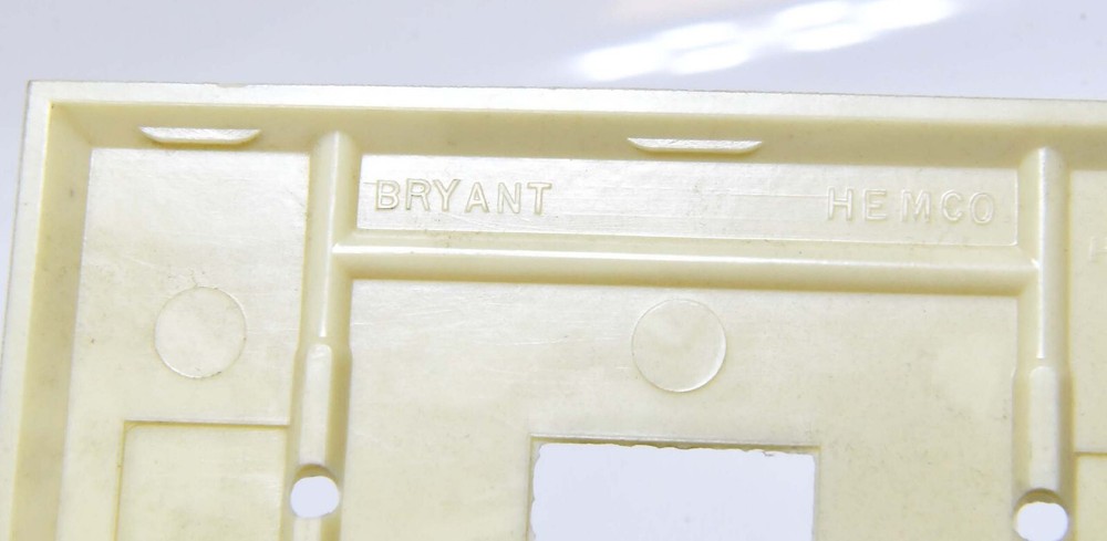 VINTAGE BRYANT IVORY BAKELITE / PLASTIC SINGLE TOGGLE LIGHT SWITCH PLATE NOS