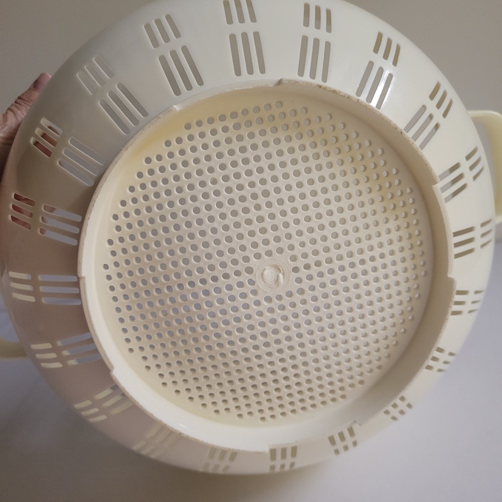 Vintage Kamenstein Colander Strainer Off White 11” Diameter Sturdy Thick Plastic