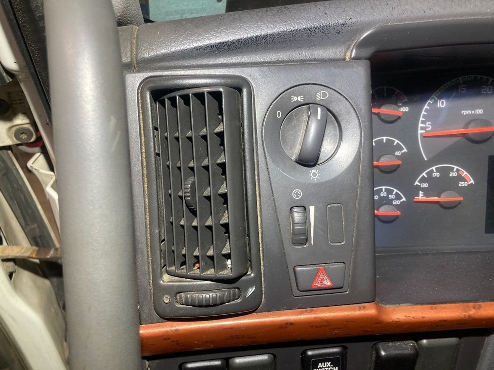 2003-2018 Volvo VNL HEADLIGHT SWITCH Dash Panel - Used | P/N 3175580