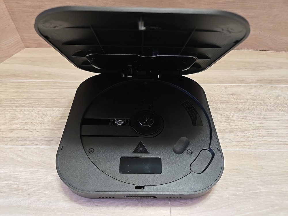 Portable CD Player with Ear Buds Cable & FM Transmitter - Desobry A2