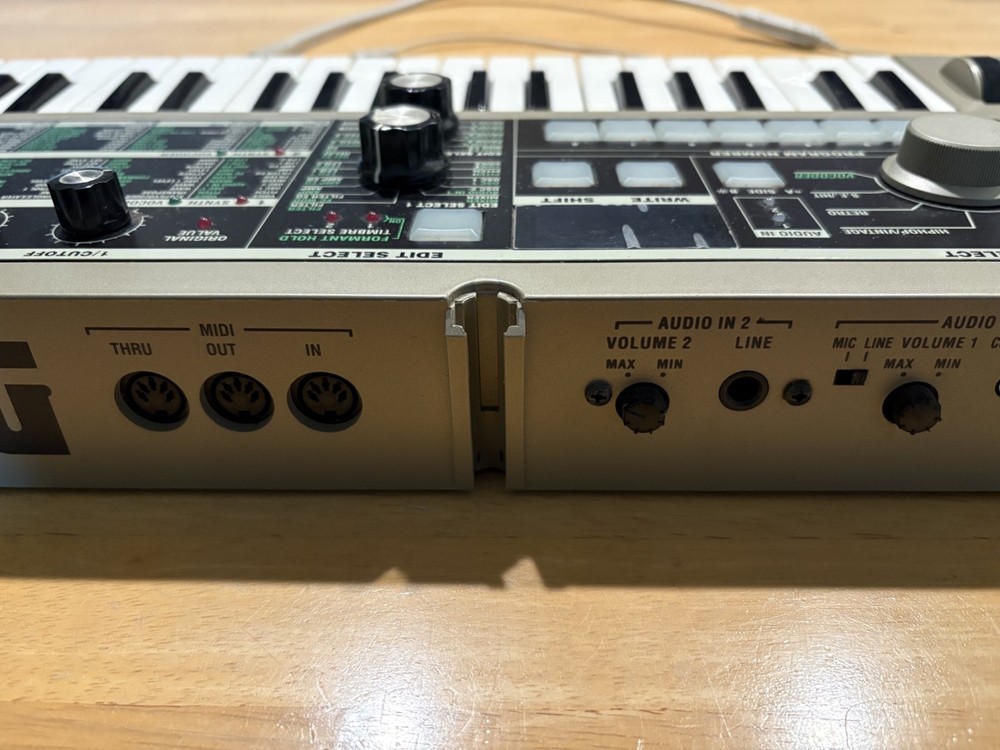 Korg MICROKORG 37 Keys Analog Modeling Synthesizer Excellent Condition