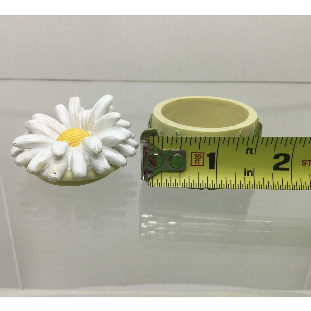 Dezine Daisy Ceramic Trinket Box hand painted