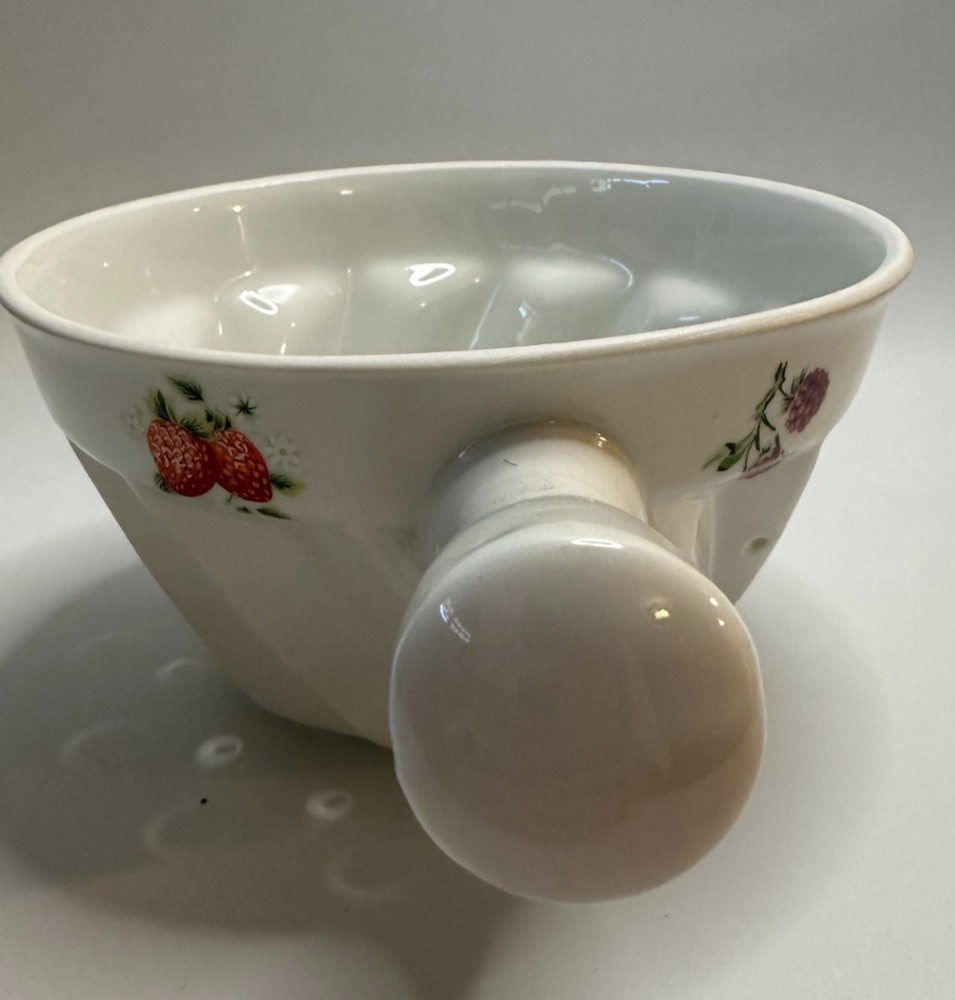 vtg Cordon Bleu footed white ceramic Berry Strainer/Colander w/handle