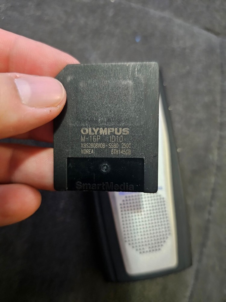 Olympus DS-2000 Handheld Digital Voice Recorder DS2000 w/ memory card. WORKING