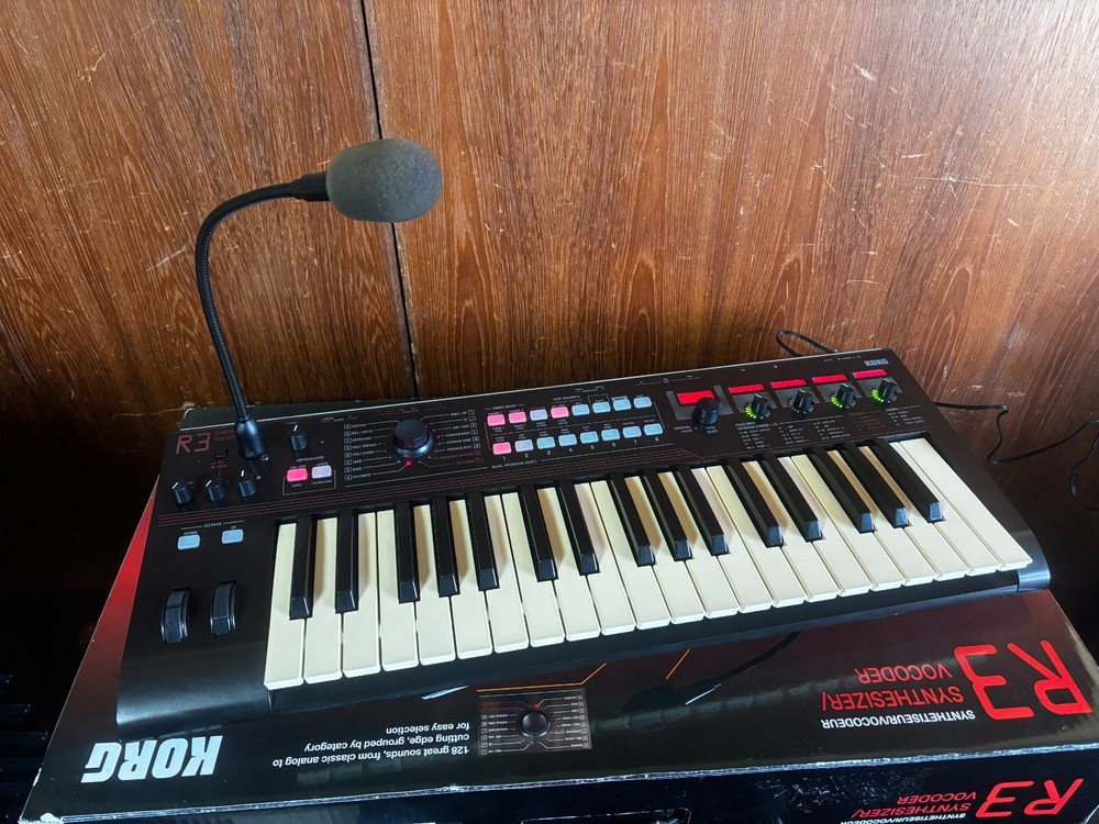 Korg R3 SYNTHESIZER/VOCODER w/box, mic, power supply Radias