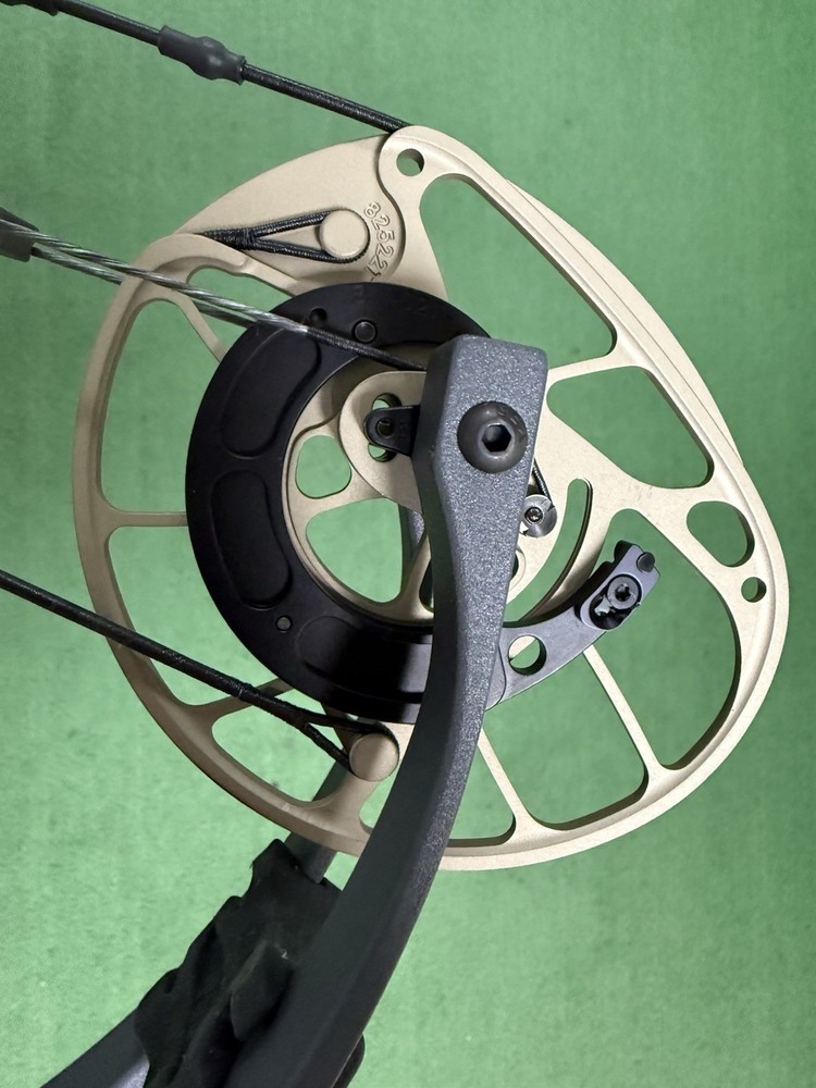 NEW PSE Mach 30 DS Right Hand 70# 24.5-30" Compound Bow