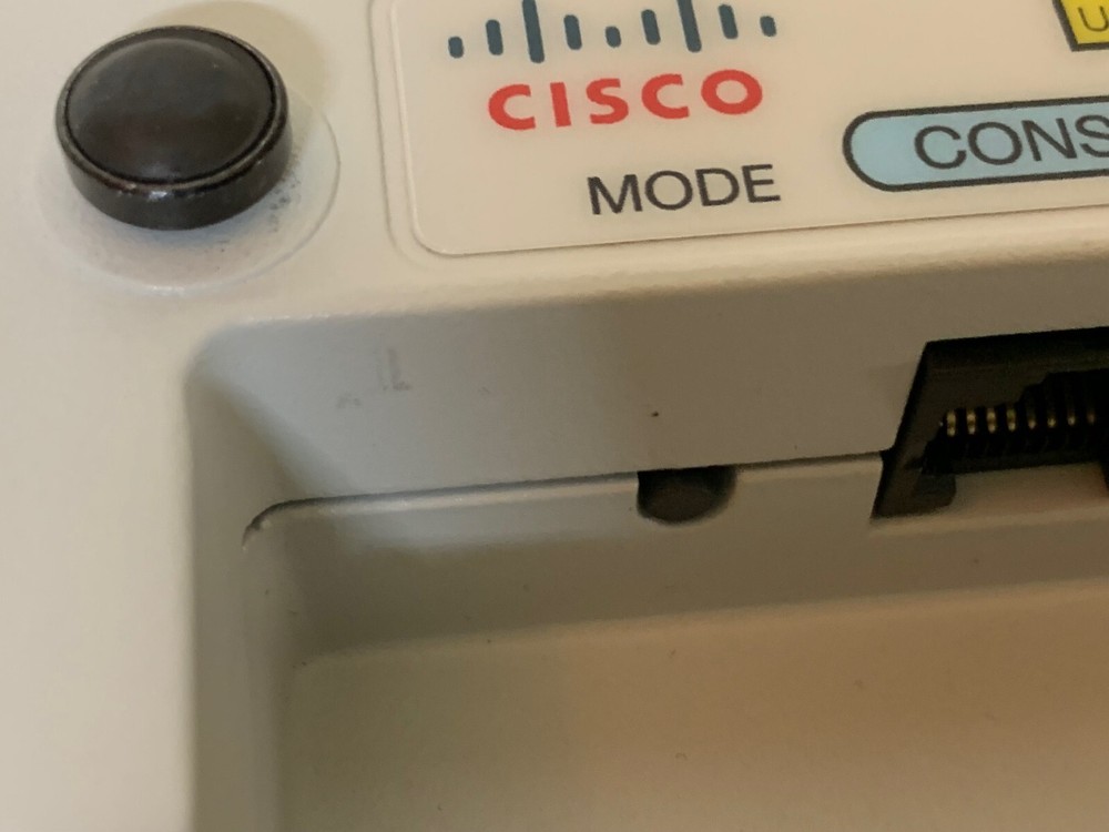 Cisco access point AIR-CAP1702I-B-K9 w/install brackets (both)