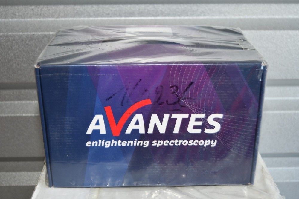 ^ Avantes AvaLight-HAL-S-Mini Halogen Light Source #X6710