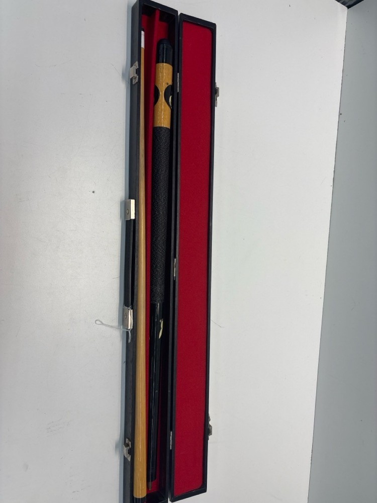 PRE-OWNED PLAYBOY POOL CUE (P23009101)
