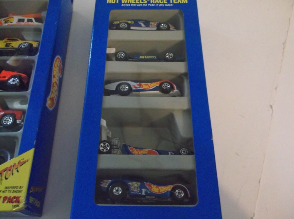2015 Hot Wheels 100 Car Carrying Case / Pull Handle/ 3 Sets Vtg Hot wheels Sets