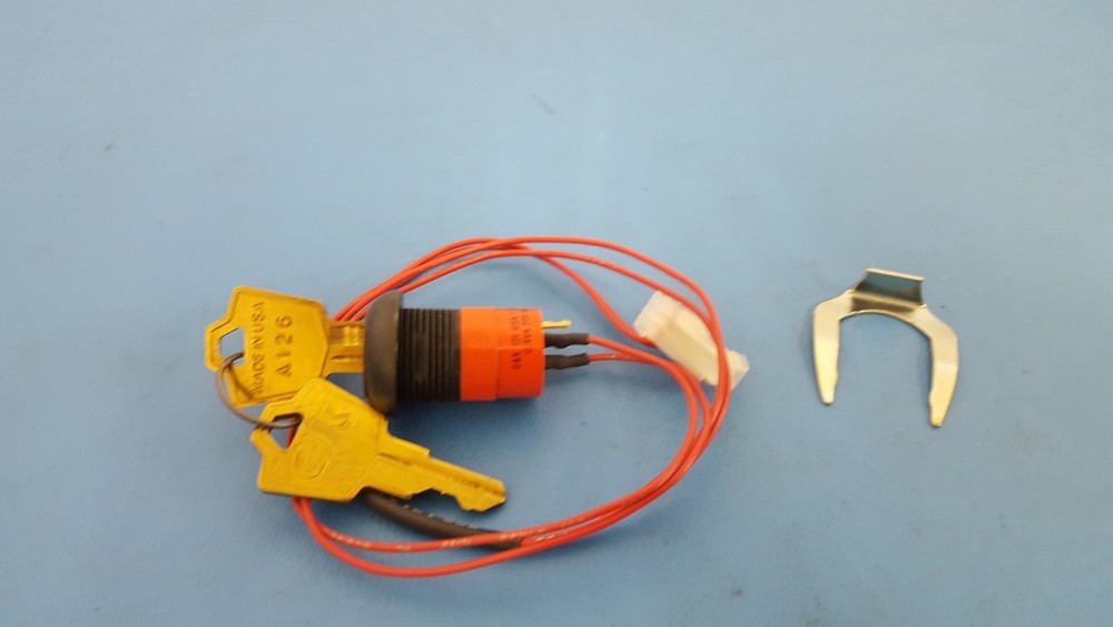 SWITCH LOCK BOX C&K  Y1011C2C2WCNB , TUMBLER , SPDT, ON-ON, Key Pull ( ONE )
