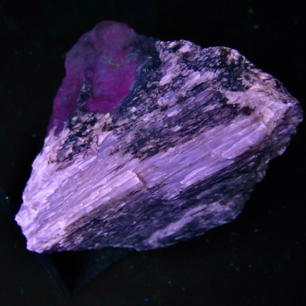 Fluorescent : AGRELLITE - Kipawa River Complex , Temiscamingue , Quebec