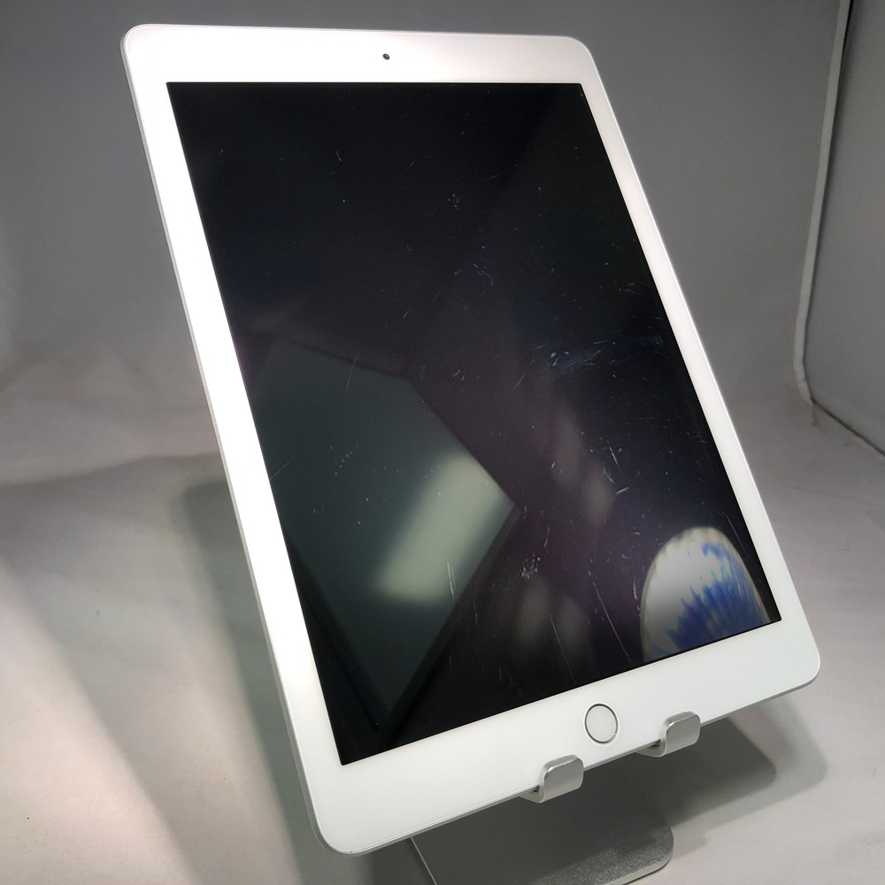 Apple iPad 6th Generation 32GB Silver WiFi Good Condition