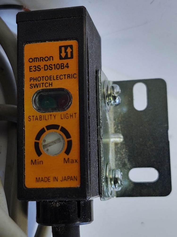 Omron E3S-DS10B4 Photoelectric Sensor with Adjustable Stability Light