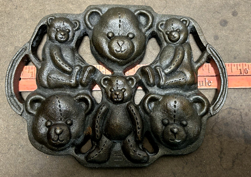 Vintage John Wright Cast Iron "Teddypan" Baking Mold 1984