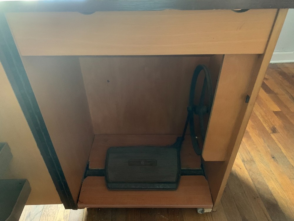 Singer Fantasia #282 home machine with table