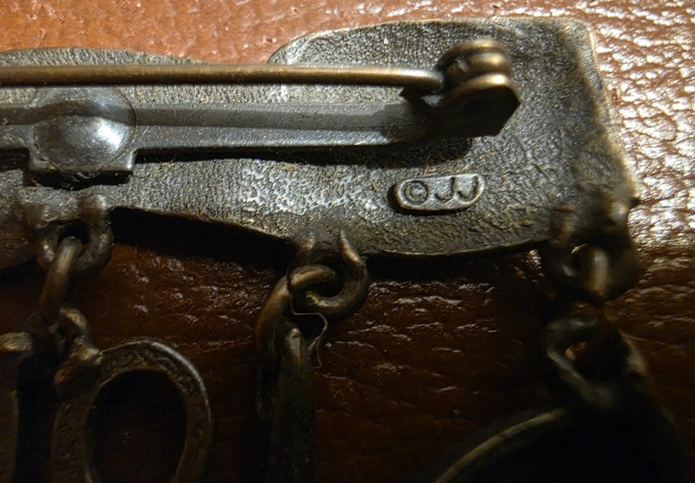 VINTAGE SEWING THEME LAPEL PIN