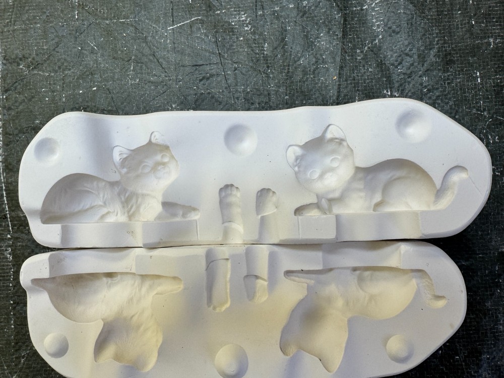 VINTAGE SCIOTO CERAMIC MOLD #S-583 LYING DOWN KITTENS