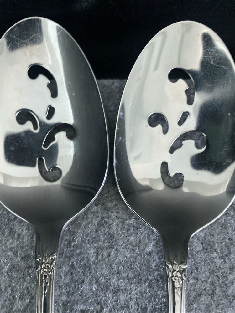 2 Oneida Distinction KENNETT SQUARE Stainless HH Pierced Serving Spoons Flatware