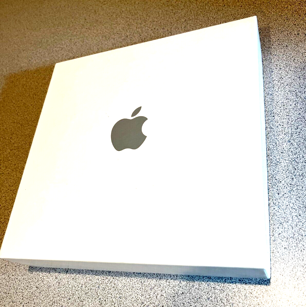 Apple Box, White 7 5/8" x 7 5/8", empty