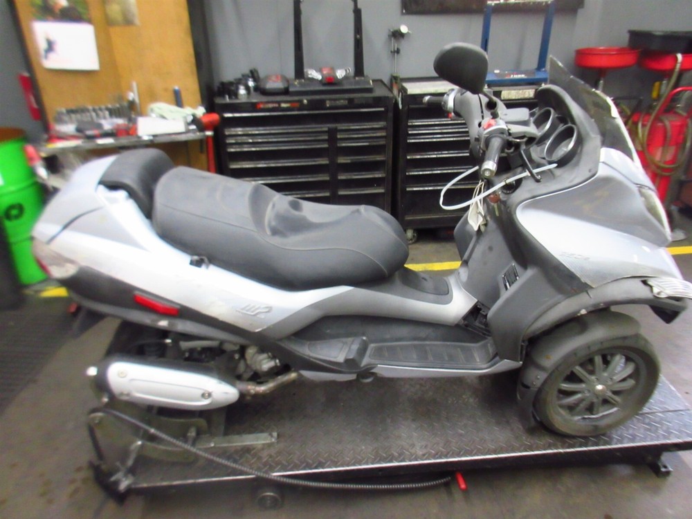 2007 06-08 Piaggio MP3 Scooter 250CC Left Handlebar Control Switch Signal Light