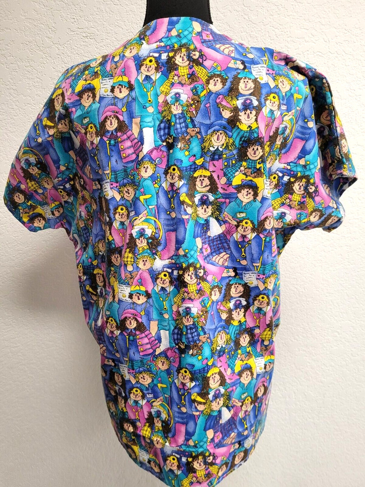 Unknown Brand Scrub Top (~L) Multicolor Raggedy Ann/Andy Pockets. REALLY NICE!