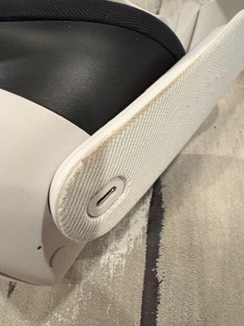 Meta Quest 3s 128gb with Case and Charging base.