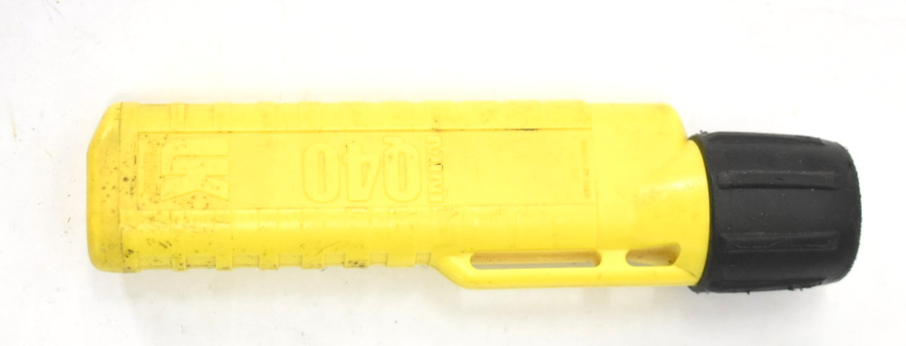 Underwater Kinetics Mini Q40 Compat & Reliable Dive Light Yellow LED USED
