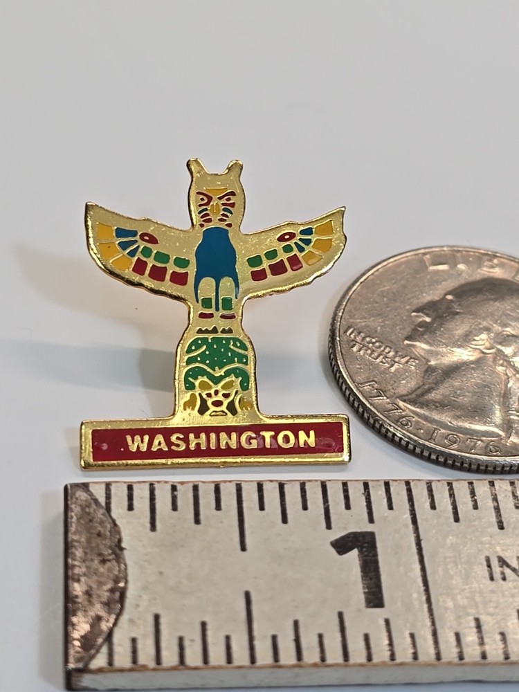Washington Totem Pole Souvenir Lapel Pin