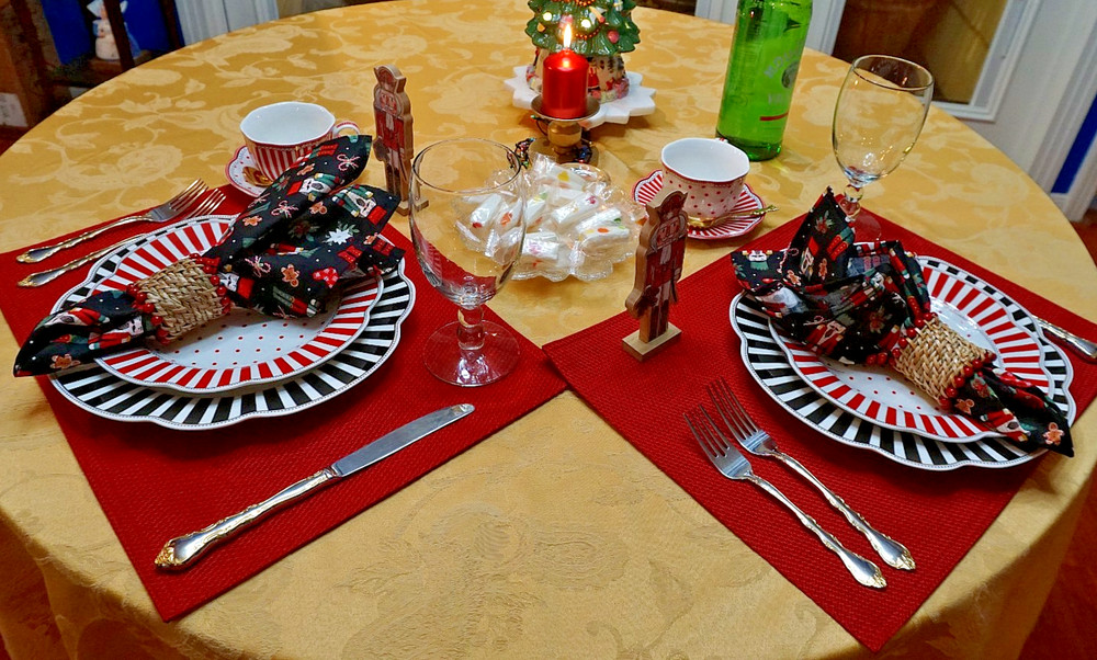 NEW Nutcracker Christmas Ready to Use Tablescape Bundle Kit Service for 2