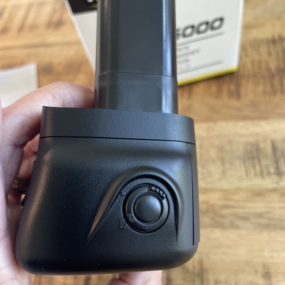 Nikon MB-E5000 AA Battery Pack Grip