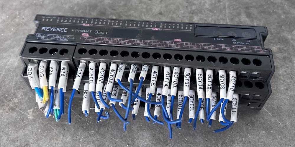 KEYENCE KV-RC32BT PLC Screw Terminal Transistor Output Module USED