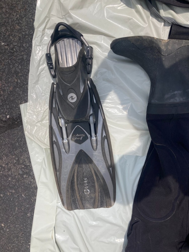 PINNACLE EVOLUTION DRY SUIT WITH TECHNISUH FLIPPERS AND BAG AND GLOVES