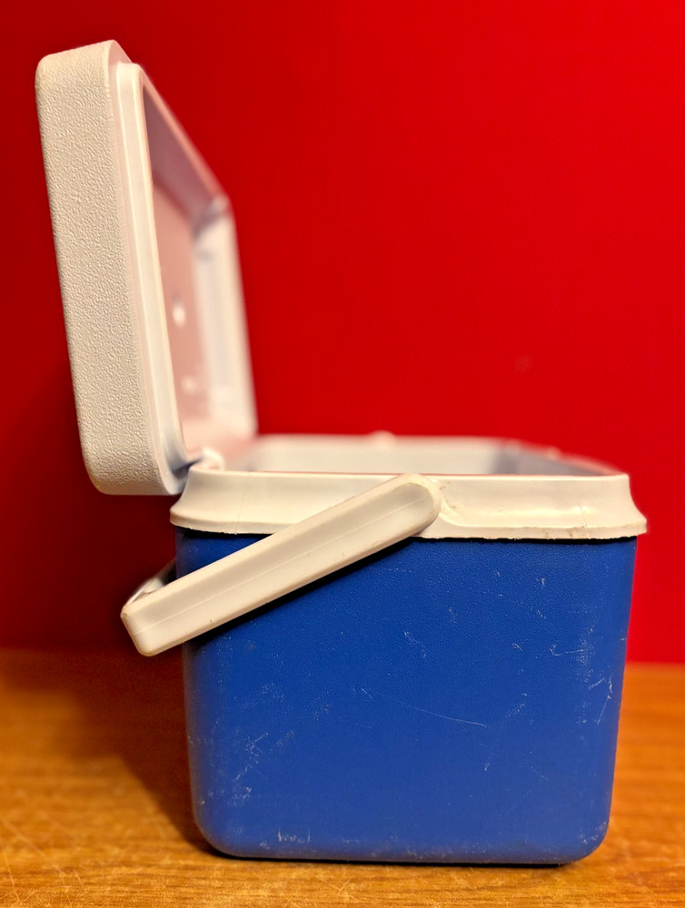 Rubbermade Personal Size Cooler Model 2905