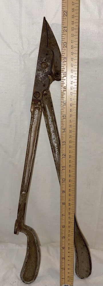VINTAGE METAL CUTTING/HOLDING OR BENDING SHEARS TOOL
