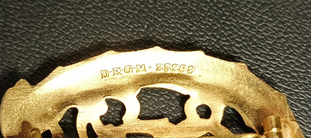 A badge DRL in gold
