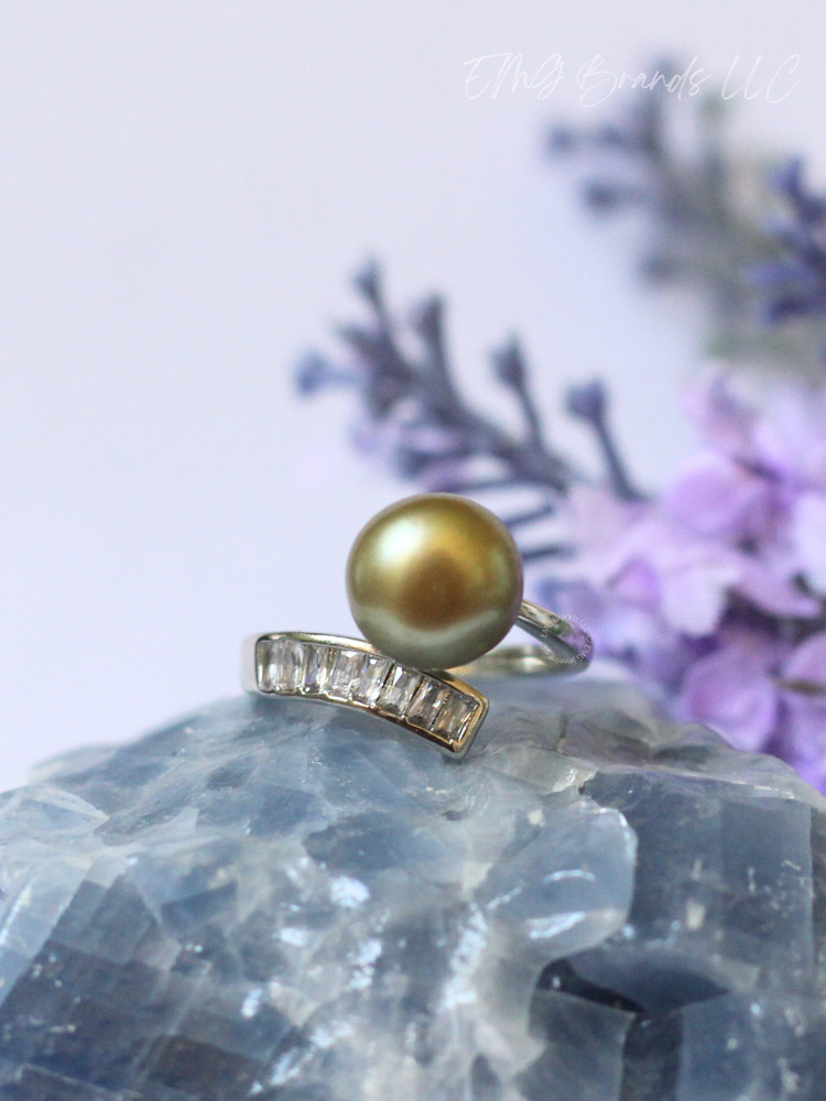 Pistachio Green Pearl V Ring