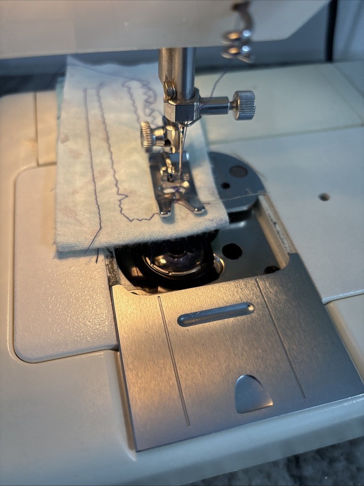 SINGER SM-14C Sewing Machine - Zigzag Free Arm - 17 Functions, Extras Tested