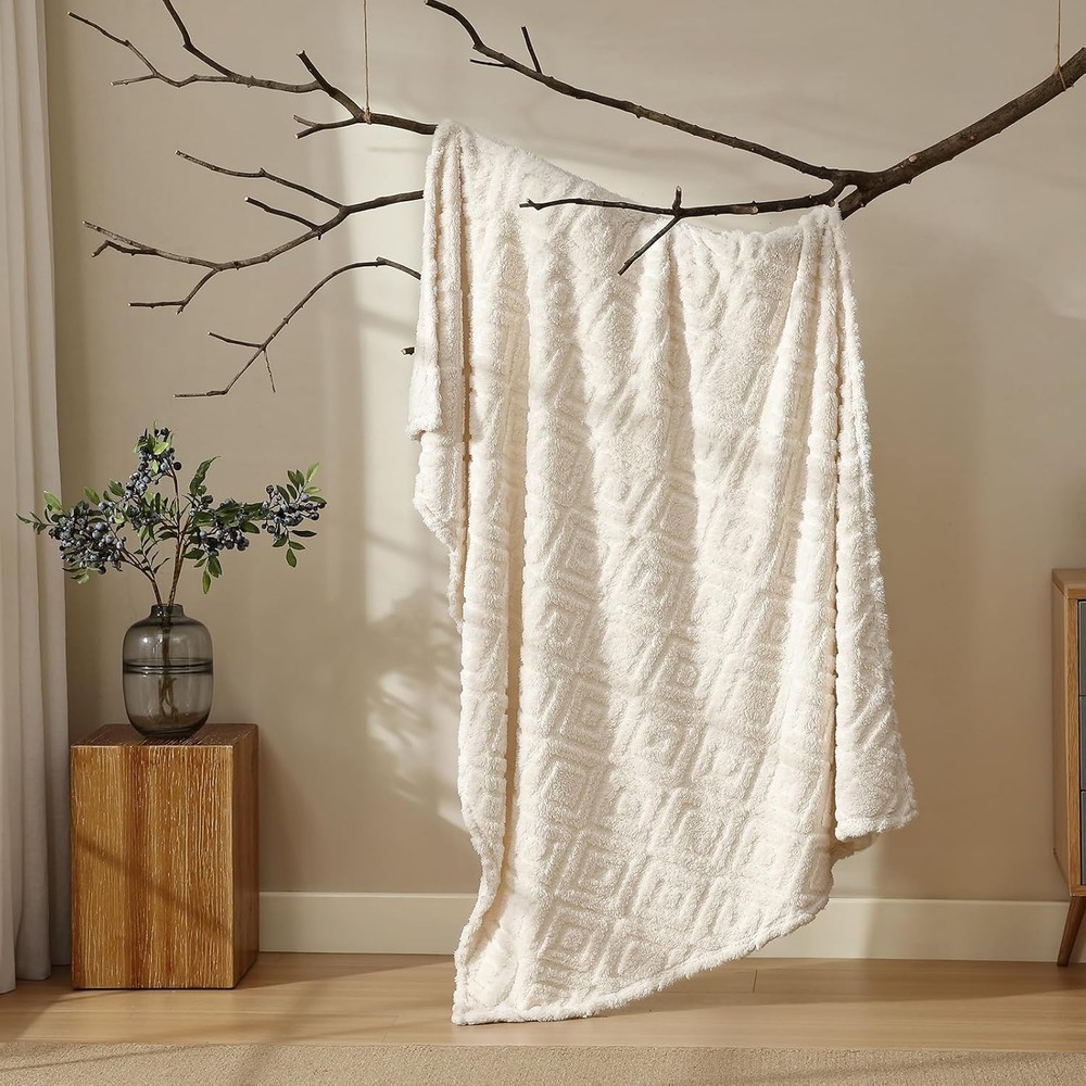 Super Soft Diamond Pattern Throw Blanket - Ultra Cozy Warmth, Plush Fleece
