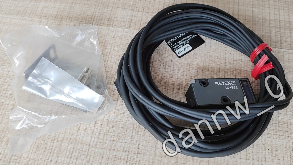 New In Box Keyence LV-S62 Laser Sensor