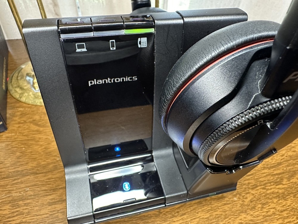 Secure Phone Calls with Plantronics Bluetooth Headphones W8200B Charging Base