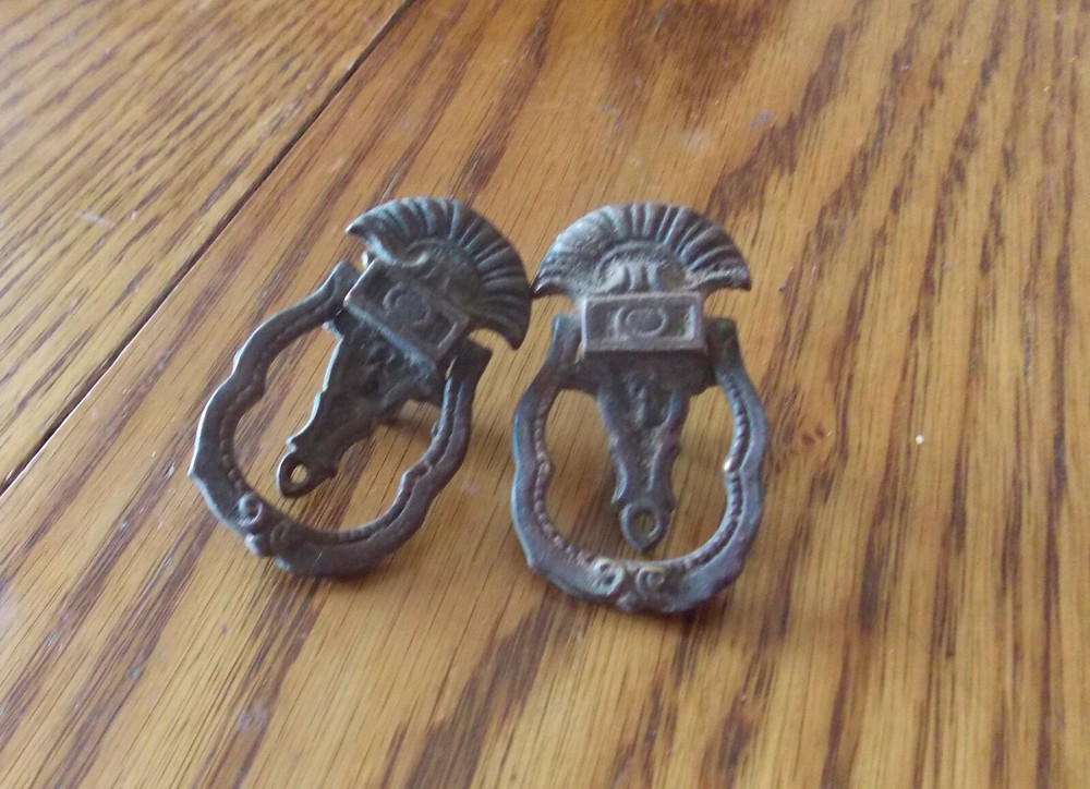 Vintage Furniture Pull / Drawer Handle    (1 pull)   (PR15)
