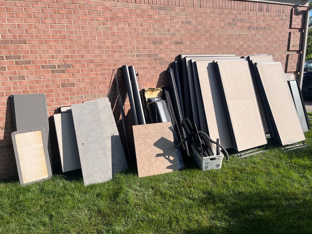 NICE 5’X4'X6’ CUBICLES - 6 CUBICLES TOTAL - 15 Partitions - Cubbies + Lights