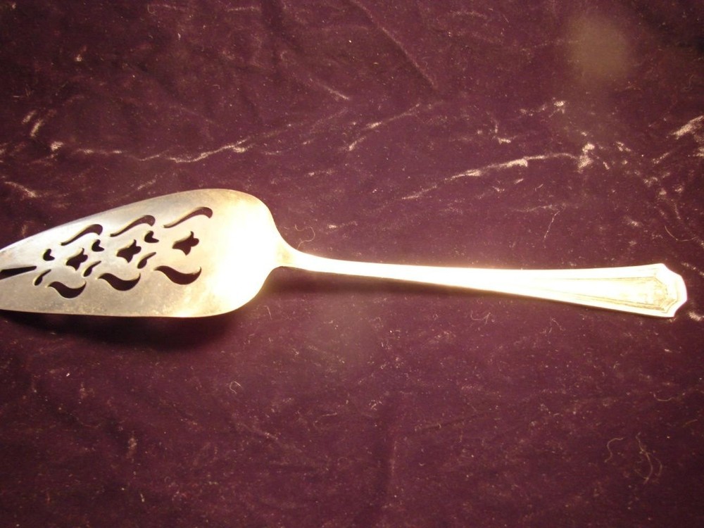 NATIONAL SILVER CO. ANTIQUE CAKE/PIE SERVER - E.P.N.S. - PATTERN NATIONAL ONE